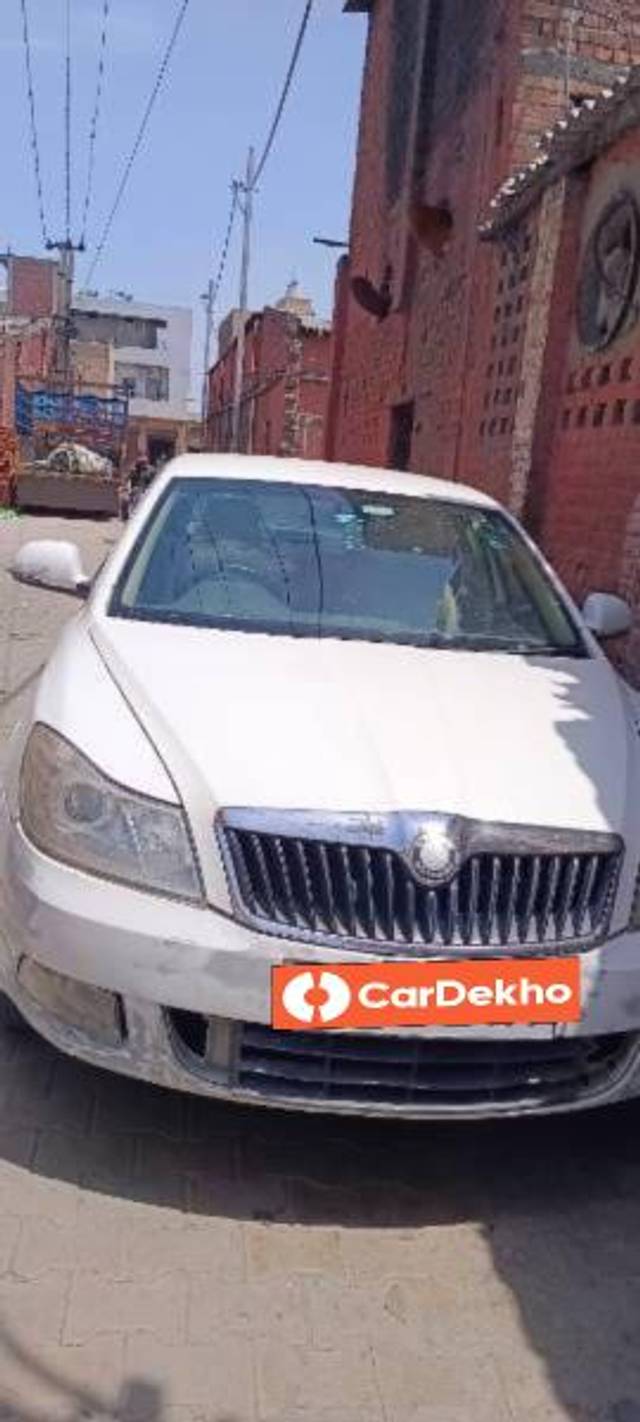 https://images10.gaadi.com/usedcar_image/3497540/original/347956dd-3e7b-4ed8-8371-62f1aad9e9a1_b32e1237-340d-41a6-9d6b-9c5f18d6b354.jpg?imwidth=6400