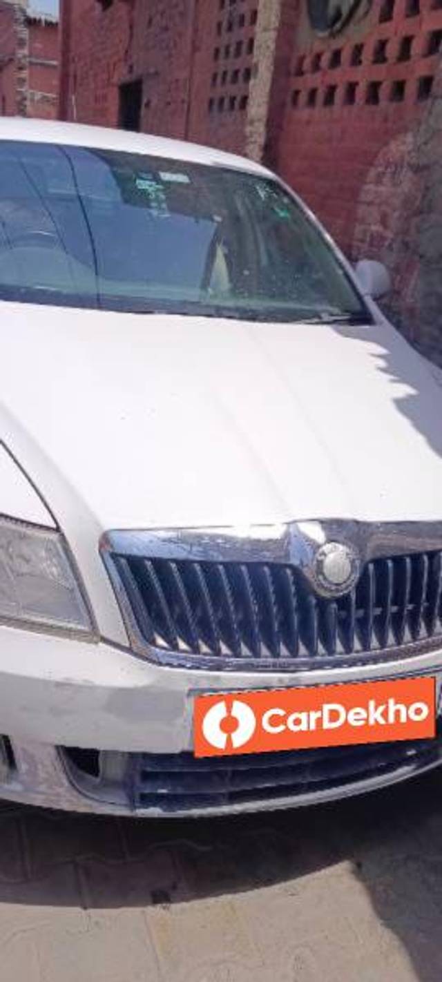 https://images10.gaadi.com/usedcar_image/3497540/original/9b644634-e951-4274-81db-ce84c6296d26_b32e1237-340d-41a6-9d6b-9c5f18d6b354.jpg?imwidth=6402