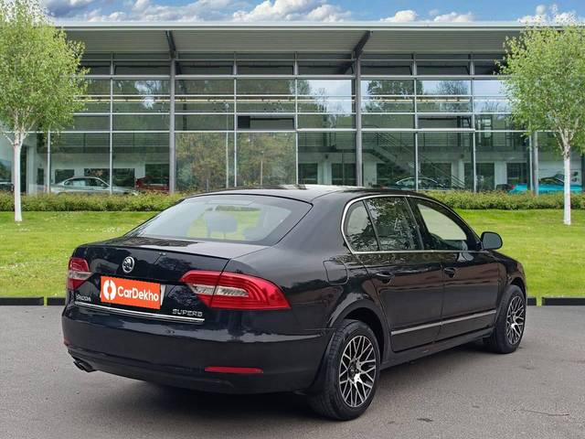 https://images10.gaadi.com/usedcar_image/3498553/original/06359a99-551d-491e-9b2a-0a47cb60ddea-used_car_2812014_1688888220_68955a85-55f0-4bb6-942b-5f8ece6e63ff.jpg?imwidth=6402