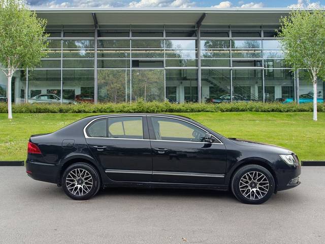 https://images10.gaadi.com/usedcar_image/3498553/original/ae821be2-2890-47c3-b96a-94ae15ec7ddf-used_car_2812014_1688888189.jpg?imwidth=6401
