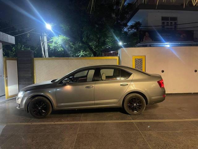 https://images10.gaadi.com/usedcar_image/3501093/original/f11f22fd-f68a-4e6e-9e10-16913972ce40-used_car_2813821_1689140266_f9efb100-e3d2-4533-9cc2-b547b6e09917.jpg?imwidth=6402