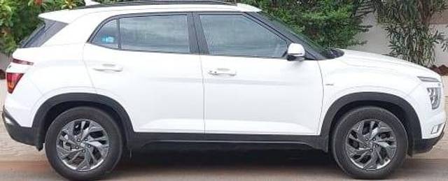 https://images10.gaadi.com/usedcar_image/3502358/original/38677b8b-6161-4864-824a-b661d4e1bbd7-used_car_2814805_1689232132_519e7e2f-4e1e-4e8d-bb5e-007610354915.jpg?imwidth=6401