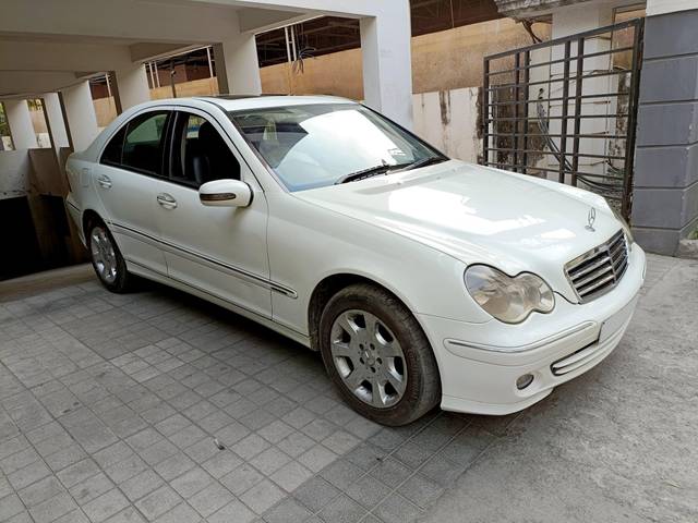 https://images10.gaadi.com/usedcar_image/3504752/original/usedcar_img20230131164310_2021689420488_1689420522_11abf64c-9b4e-4cda-b426-4a9513dc21b4.jpg?imwidth=6400