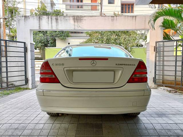 https://images10.gaadi.com/usedcar_image/3504752/original/usedcar_img20230131164324_2021689420488_1689420524_11abf64c-9b4e-4cda-b426-4a9513dc21b4.jpg?imwidth=6402