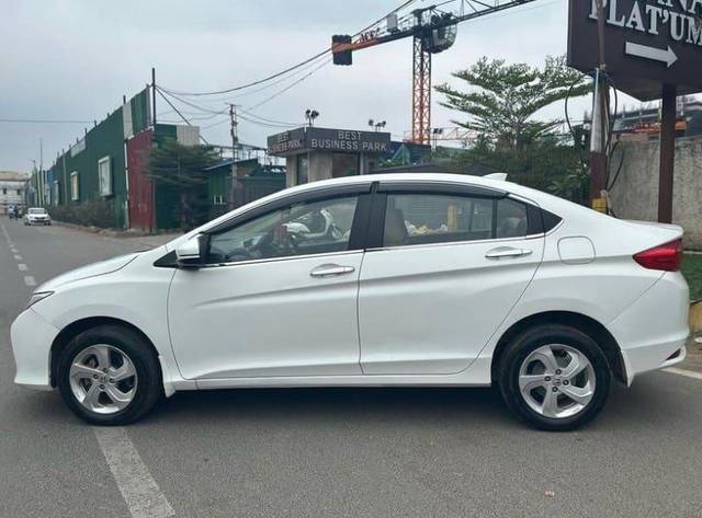 https://images10.gaadi.com/usedcar_image/3505200/original/d2f78f92-e244-47ad-8d56-36b15e662336_08333105-8d2c-4d5e-884a-fd592099bcfb.jpeg?imwidth=6402