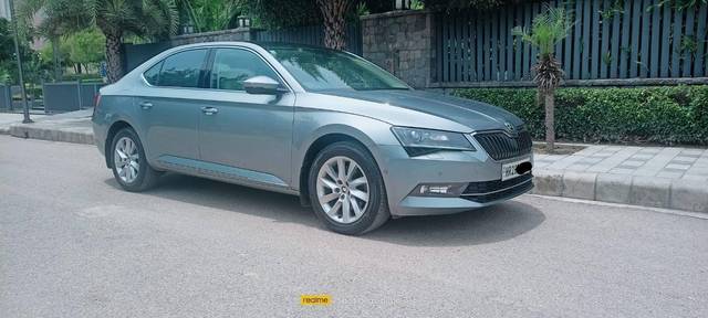 https://images10.gaadi.com/usedcar_image/3505330/original/ee6b3537-727f-49d7-aaed-34d23b116a72-used_car_2816874_1689502661_0043c3d0-64fe-415a-b5c0-c5bdbc318462.jpg?imwidth=6400