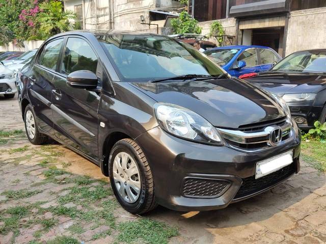 https://images10.gaadi.com/usedcar_image/3506440/original/93f2ef7a-03ae-42ca-94f2-72e5cc8840ad-used_car_2817735_1689592274_492f17ac-30b8-46ee-a5be-41cf9549b4f2.jpg?imwidth=6400