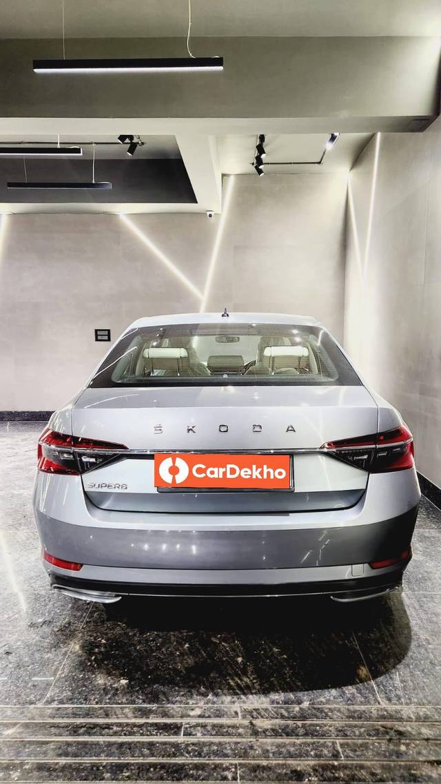https://images10.gaadi.com/usedcar_image/3510005/original/09449034-caa3-47c0-9244-6f8eb9480437-used_car_2820397_1689876847_786f9785-d5c2-412c-87a4-10e5e9c3c871.jpg?imwidth=6402