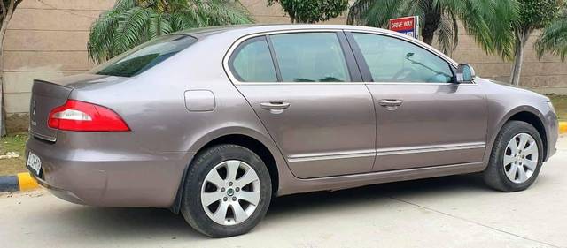 https://images10.gaadi.com/usedcar_image/3510161/original/72d77611-ab67-43b9-966b-c0f910fa882b-used_car_2820485_1689921363_942fedb2-60f9-4e84-9119-ce9868a84c9d.jpg?imwidth=6401