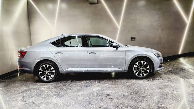 https://images10.gaadi.com/usedcar_image/3512562/original/2d493693-3915-4118-a12b-f53b573d8553-used_car_2822314_1690114840.jpg?imwidth=6401