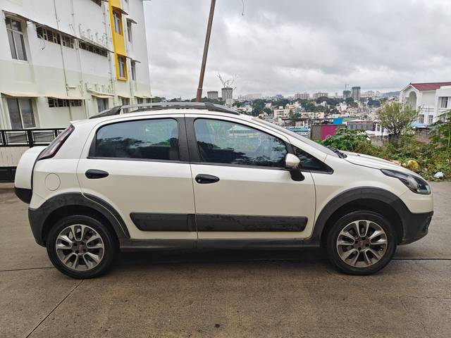 https://images10.gaadi.com/usedcar_image/3514876/original/e48667ad-04e9-4dd1-9207-babe1bbe6a46-used_car_2824045_1690295099.jpg?imwidth=6401