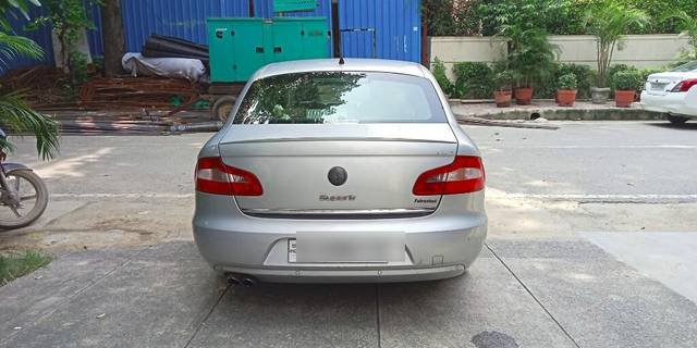 https://images10.gaadi.com/usedcar_image/3515511/original/107ea09d-77d0-4a9d-afd0-54b90d027df2-VCC_1760639_96_1689760494.jpg?imwidth=6402