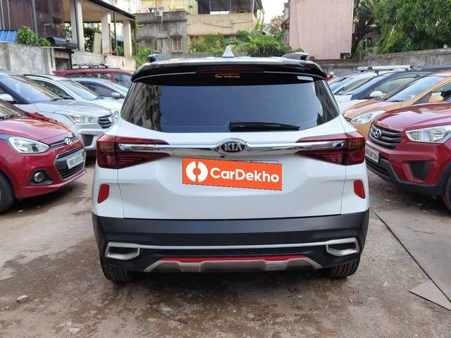 https://images10.gaadi.com/usedcar_image/3515544/original/processed_c658afac-4a96-45de-932b-708d90f05125-used_car_2824527_1690368070.jpg?imwidth=6402