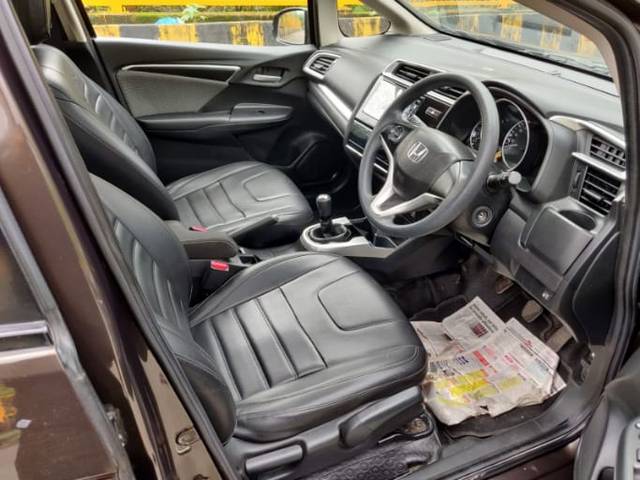 https://images10.gaadi.com/usedcar_image/3515715/original/e7f9c15e-9065-41ff-8e90-3f9a86843e07-used_car_2824687_1690374303.jpg?imwidth=6402
