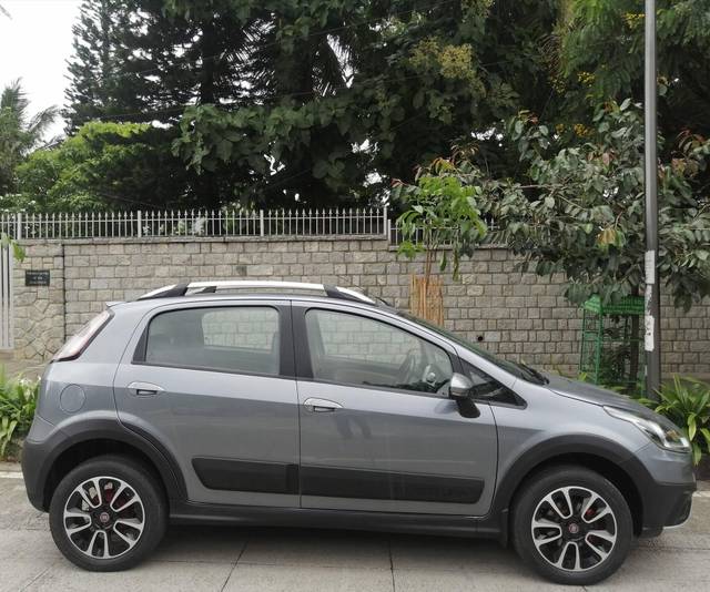 https://images10.gaadi.com/usedcar_image/3516326/original/9e211253-73e6-4a58-82c3-689d0729eb53-used_car_2825125_1690441641_51306080-b0d1-4326-8f2e-bd9e33d6a1f0.jpg?imwidth=6401