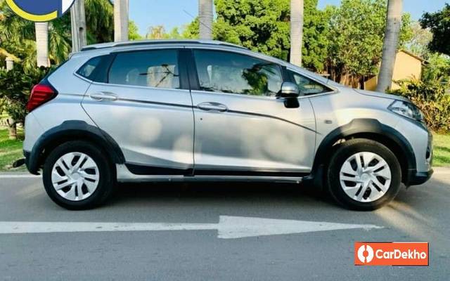 https://images10.gaadi.com/usedcar_image/3516810/original/usedcar_d5d88b0f_e8bf_4e21_a629_ba239a5e5921_742601690457369_1690457587_dcea2b96-5aec-4fe4-ab2d-048b6977d2b5.jpg?imwidth=6401