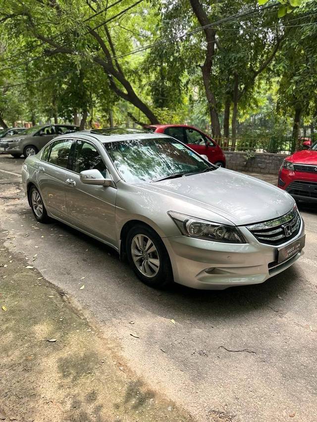 https://images10.gaadi.com/usedcar_image/3523155/original/usedcar_29a2bfd7_4fee_4786_94de_271c226ba94c_280771690974159_1690974172_5c23b51e-4faf-439a-99f3-956b6e50d600.jpg?imwidth=6401