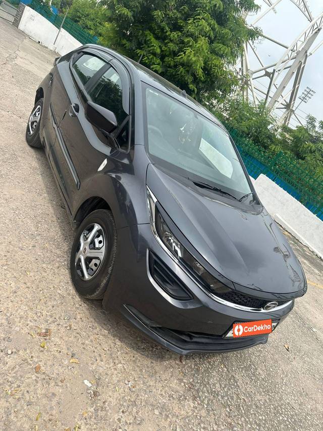 https://images10.gaadi.com/usedcar_image/3523375/original/processed_20974f44-5ecd-4ba3-8559-aba1ae0c70ec-used_car_2830463_1690984263.jpg?imwidth=6402