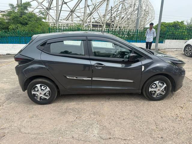 https://images10.gaadi.com/usedcar_image/3523375/original/processed_4f778f58-9e4e-4304-a458-d1ce9a69a768-used_car_2830463_1690984277.jpg?imwidth=6401