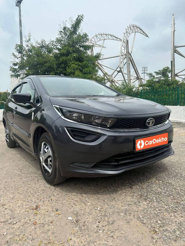 https://images10.gaadi.com/usedcar_image/3523375/original/processed_8ccee789-5ef6-4cf4-8af8-ef2a21853c49-used_car_2830463_1690984233.jpg?imwidth=6400