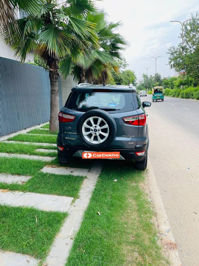 https://images10.gaadi.com/usedcar_image/3523574/original/processed_acc7374d-6321-4e44-b4be-ff69a2c45ec8-used_car_2830538_1691037533.jpg?imwidth=6401