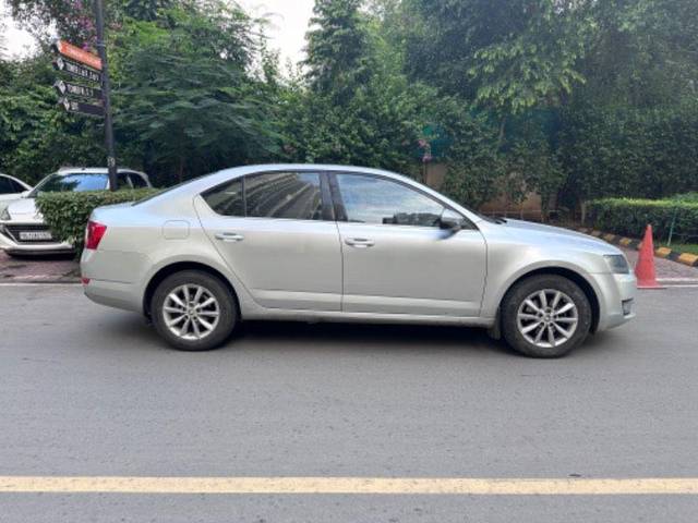 https://images10.gaadi.com/usedcar_image/3528071/original/processed_00248386-2b7f-4f6d-8f4f-1407e5d4436f.jpeg?imwidth=6401