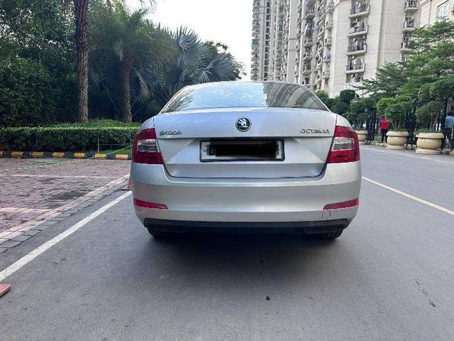 https://images10.gaadi.com/usedcar_image/3528071/original/processed_97a4ac24-82e1-4478-acf4-333382222f66.jpeg?imwidth=6402