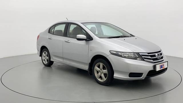 https://images10.gaadi.com/usedcar_image/3530648/original/bf3aa42b-492c-4e32-8912-296a6a9bd1cf~43.jpg?imwidth=6400