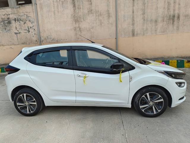https://images10.gaadi.com/usedcar_image/3531630/original/f7262fd3-5547-4f6f-9da8-c2e857c92c21-used_car_2836735_1691584766.jpg?imwidth=6401