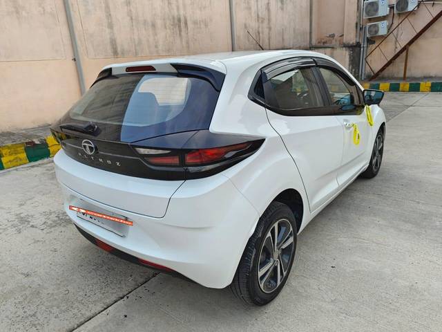 https://images10.gaadi.com/usedcar_image/3531630/original/processed_715ae045-1a6d-40fa-b896-abda42d4384f-used_car_2836735_1691584775.jpg?imwidth=6402