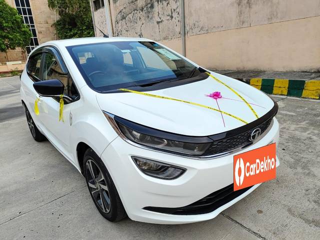 https://images10.gaadi.com/usedcar_image/3531630/original/processed_8893e18e-5a2e-4d4c-9e89-16fd33fa8554-used_car_2836735_1691584763.jpg?imwidth=6400