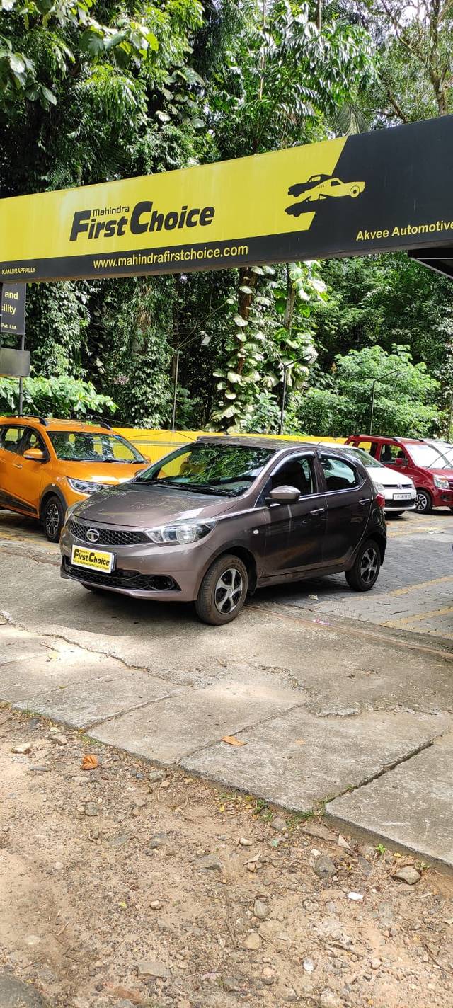 https://images10.gaadi.com/usedcar_image/3532136/original/1f2c1c7f-bc25-4ee8-b5a6-ed7a94e542b6-cover_image-20230810143030.jpeg?imwidth=6400