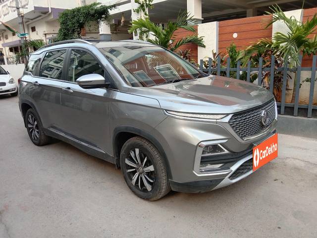 https://images10.gaadi.com/usedcar_image/3532965/original/processed_c700b0ad-d4a2-4edb-a8d3-c0833cf67e05-used_car_2837903_1691670437.jpg?imwidth=6400