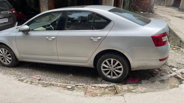 https://images10.gaadi.com/usedcar_image/3533287/original/processed_ea0ff45a-445b-443d-9e4f-8215fea3a09f.jpeg?imwidth=6402