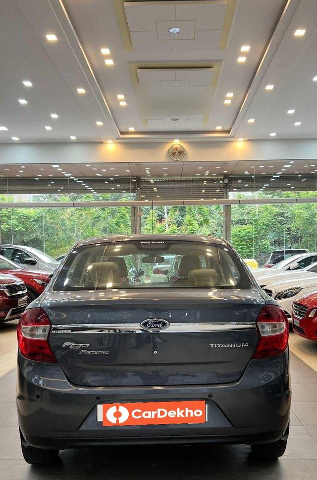 https://images10.gaadi.com/usedcar_image/3534654/original/processed_b9d4d55a-50d6-4f40-bd9d-cd97f34a06e9-used_car_2839323_1691766168.jpg?imwidth=6402