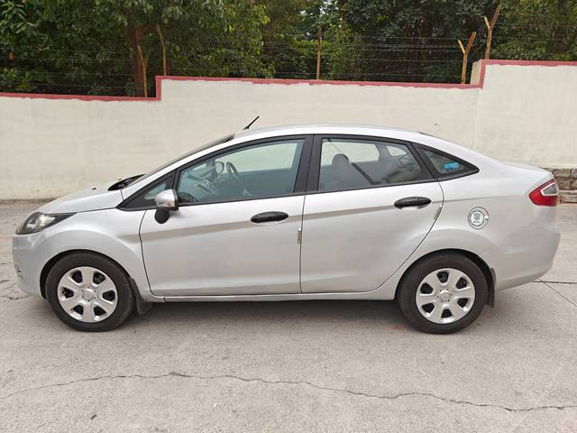 https://images10.gaadi.com/usedcar_image/3534732/original/d02bb44f-3fab-4192-ad44-60c928626d70-used_car_2839358_1691801023.jpg?imwidth=6402