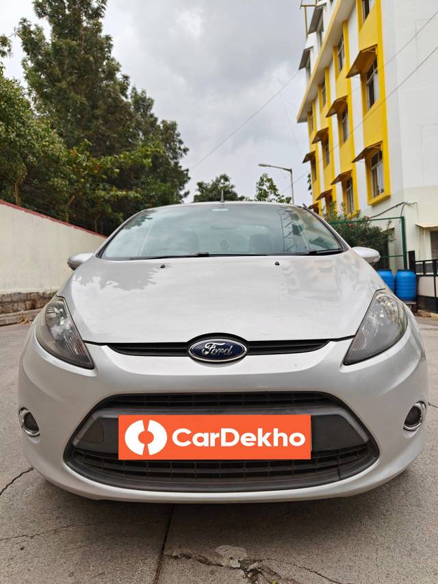 https://images10.gaadi.com/usedcar_image/3534732/original/processed_fa7aa3c7-a6ac-489e-b816-1ef416c0ffb6-used_car_2839358_1691801020.jpg?imwidth=6400