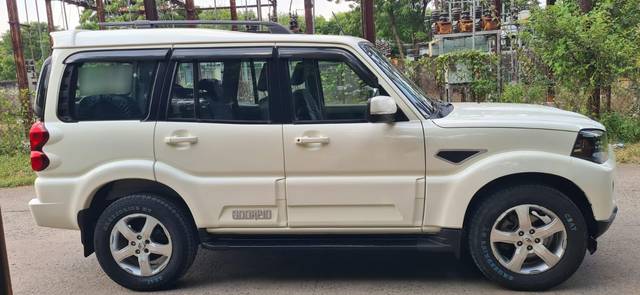 https://images10.gaadi.com/usedcar_image/3534829/original/processed_73cc4b54-a304-4fe0-9733-2626d7e44a3c-used_car_2839403_1691820452.jpg?imwidth=6401