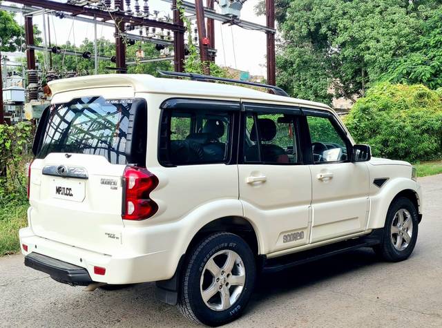 https://images10.gaadi.com/usedcar_image/3534829/original/processed_b7f313ab-c30c-45f5-9d1d-bf54a11a9fb3-used_car_2839403_1691820442.jpg?imwidth=6402