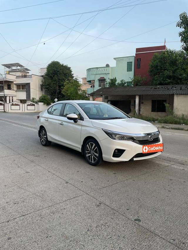 https://images10.gaadi.com/usedcar_image/3535003/original/processed_42f77259-f091-43f6-bf8a-036292772d86-used_car_2839540_1691826245.jpg?imwidth=6400