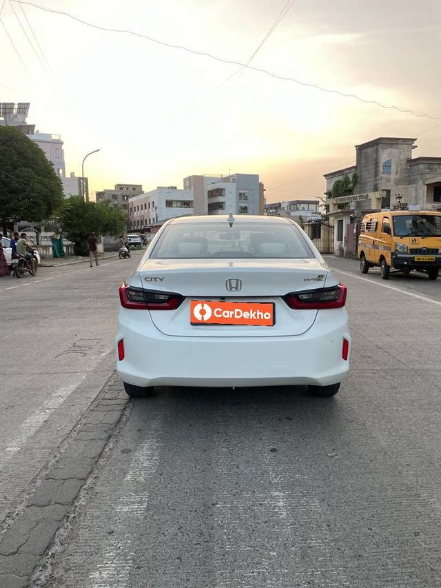 https://images10.gaadi.com/usedcar_image/3535003/original/processed_6e4b26ef-47ce-4805-8414-38e068170890-used_car_2839540_1691826254.jpg?imwidth=6401