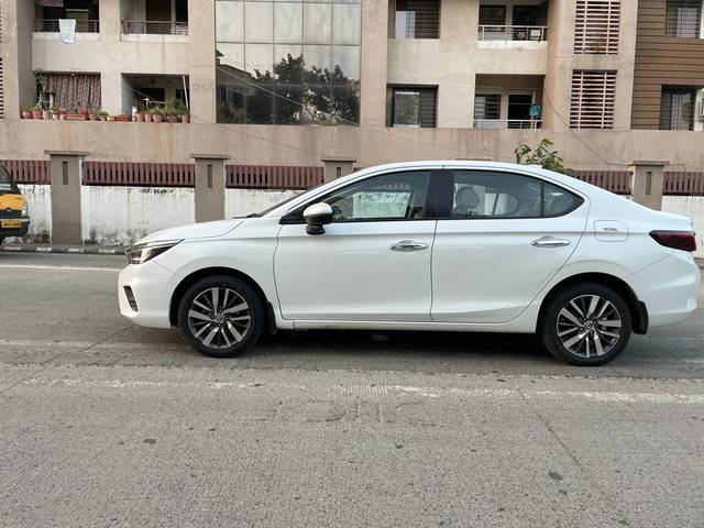 https://images10.gaadi.com/usedcar_image/3535003/original/processed_bb680820-bdf6-478d-870b-a0e87395f511-used_car_2839540_1691826247.jpg?imwidth=6402