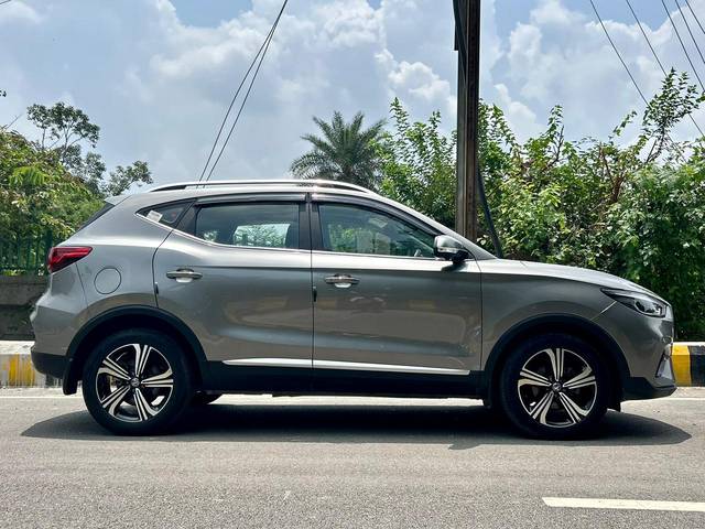 https://images10.gaadi.com/usedcar_image/3537859/original/9238bbdf-ee11-426e-b3fb-e1a50d6083fc-used_car_2842150_1691911194.jpg?imwidth=6401