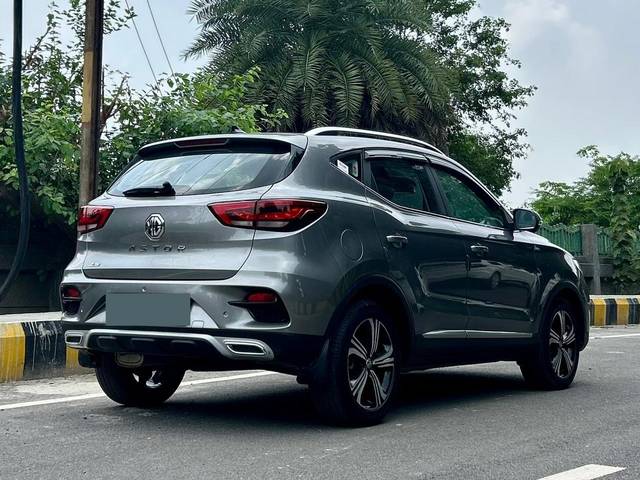 https://images10.gaadi.com/usedcar_image/3537859/original/processed_cdbeea13-1048-45bb-847d-038859b965d3-used_car_2842150_1691911190.jpg?imwidth=6402