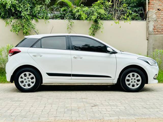 https://images10.gaadi.com/usedcar_image/3538166/original/usedcar_04892379_f263_4313_a1ce_20c8c6e66955_742601691922643_1691923522.jpg?imwidth=6401