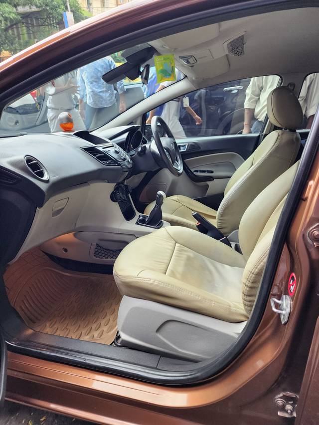 https://images10.gaadi.com/usedcar_image/3539051/original/54744ba2-e414-4bef-b1d7-5dbdd5106b3d-used_car_2843001_1692176815.jpg?imwidth=6402