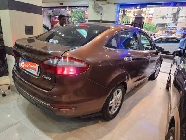 https://images10.gaadi.com/usedcar_image/3539051/original/processed_eb79a577-8204-4f03-9d7c-b3d298d5f751-used_car_2843001_1692016025.jpg?imwidth=6401