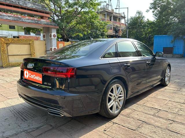 https://images10.gaadi.com/usedcar_image/3540613/original/processed_d948a3af-414d-4a06-abd3-80e9adf1be0c-used_car_2844080_1692185163.jpg?imwidth=6401