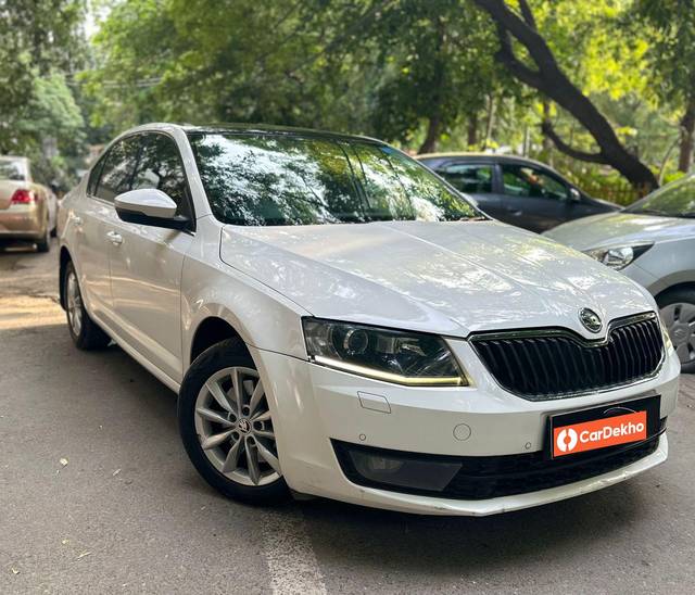 https://images10.gaadi.com/usedcar_image/3540960/original/processed_6ffd1721-a2db-4f57-b621-bdd65f95b26e-used_car_2844317_1692209534.JPG?imwidth=6400