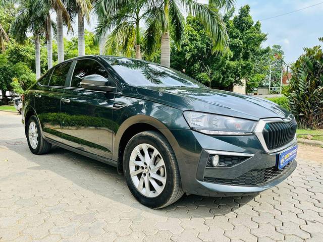https://images10.gaadi.com/usedcar_image/3541190/original/processed_usedcar_239d0283_2c38_443b_b9dc_45bfbeaa63bc_2844457_1692420471.jpg?imwidth=6400